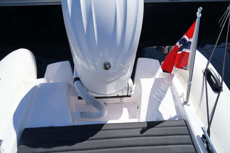 Si l’espace entourant le moteur n’est pas très large, il permet quand même une circulation correcte vers l’intérieur du bateau.