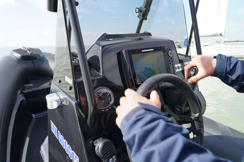 Facile à prendre en main, l’Evok 21 Fishing invite à partir en pêche. La console est sobre mais dispose de tous les éléments de navigation nécessaires.