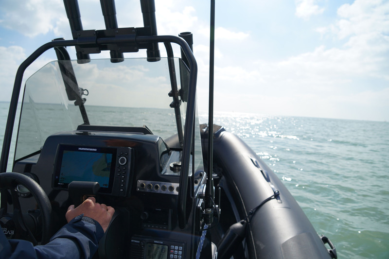 En dépit d’une taille contenue, avec son étrave haute, son pare-brise enveloppant et ses larges flotteurs, l’Evok 21 Fishing semble taillé pour le large.

