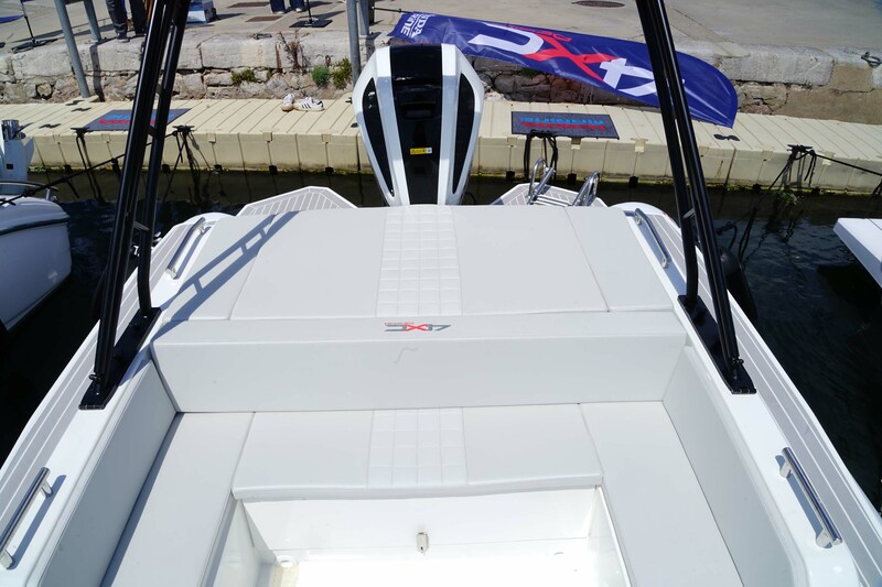 Le bain de soleil placé à l’arrière constitue un endroit de détente recherché. Les passagers ins-tallés sur la banquette en U bénéficient de mains-courantes appréciables en navigation.