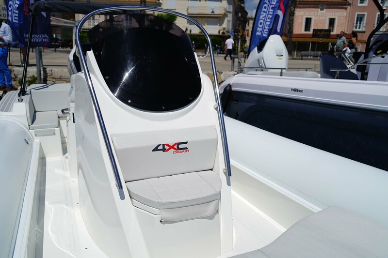 En avant de la console, une assise simple mais efficace permet à un passager de profiter confor-tablement de la navigation. 