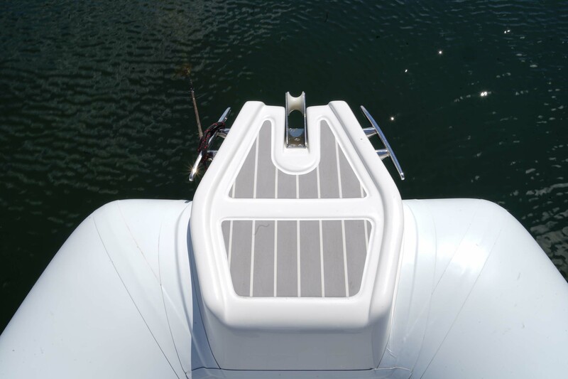 La delphinière dispose de deux taquets d’amarrage en inox correctement placés. Le revêtement sur sa partie supérieure permet un embarquement facile par la pointe avant.