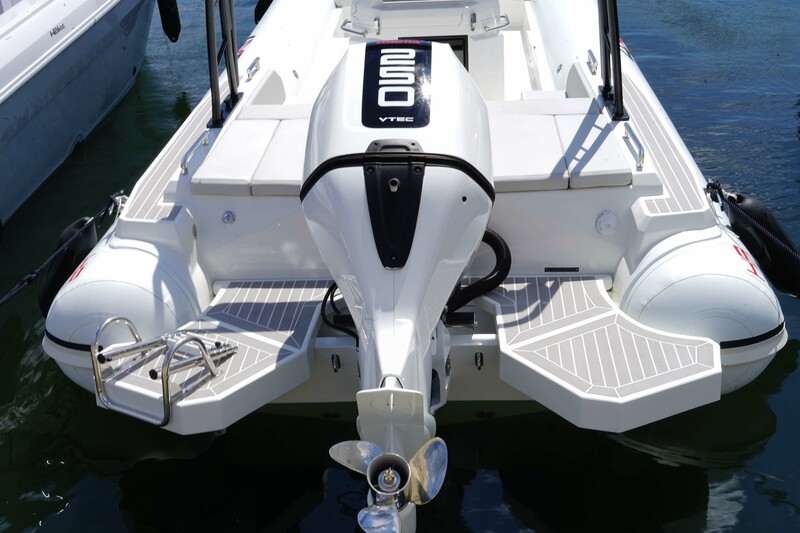 En vue de la baignade, la plateforme entourant le moteur est munie d’une échelle de bain en inox. Cet espace assure également un accès privilégié à l’hélice et au moteur.
