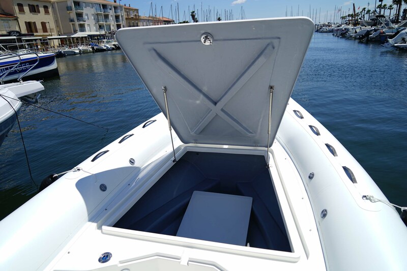 Les dimensions et la profondeur du coffre situé sous le solarium offrent de quoi ranger tout le matériel humide et de sécurité nécessaires à de longues journées en mer.