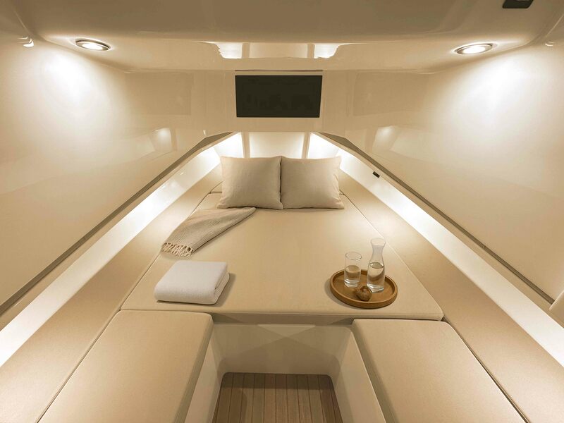 Confortable et spacieuse la cabine offre un vrai couchage pour deux personnes avec une ventilation efficace.