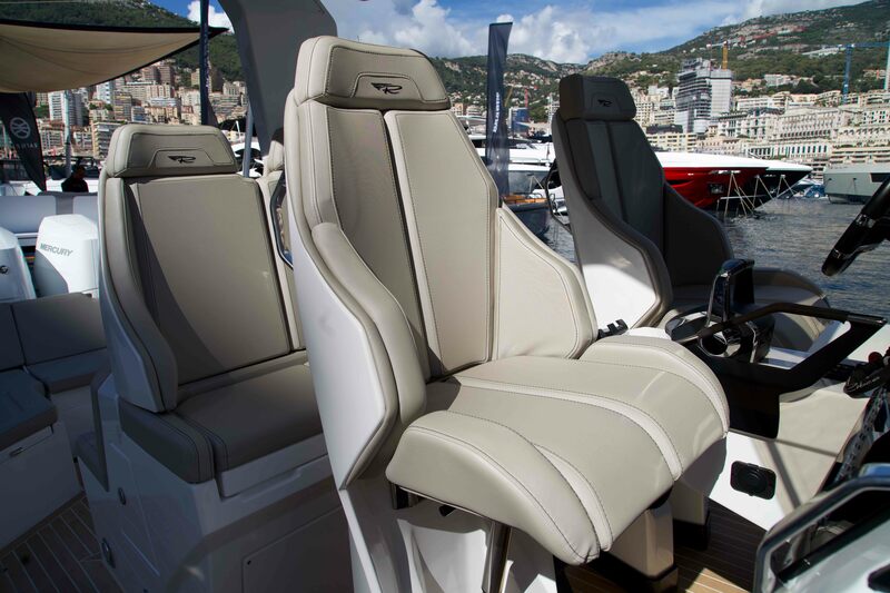Les assises ergonomiques maintiennent correctement pilote et passagers. Ces derniers disposent également de repose-pieds bien placés.