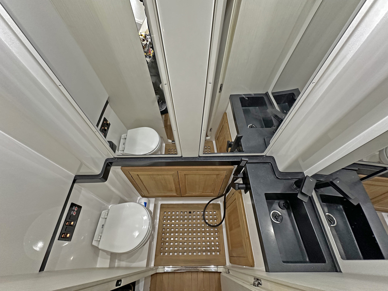Simple et efficace, la cabine de douche n’en oublie pas d’être grande : 1,96 m de hauteur maximale !