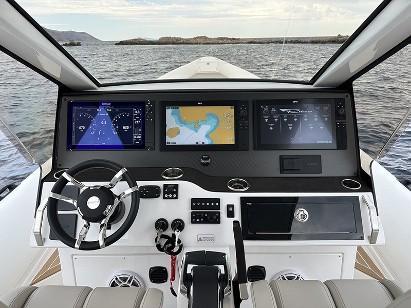 Le fait de placer l’entrée de la cabine sur tribord a permis d’obtenir une console pleine largeur. Ce poste de barre tout comme le reste du bateau allie esthétique réussie et navigabilité.