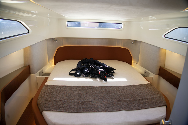 Le lit propriétaire est positionné en îlot central, ce qui lui confère une accessibilité optimale. La cabine est littéralement inondée de lumière et dispose d’une hauteur sous-barrots vraiment conséquente (2,10 m).