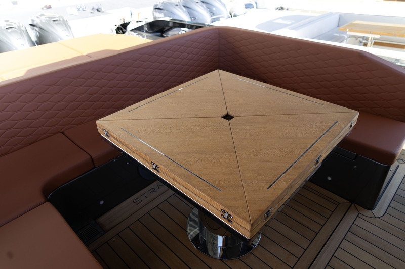 La table du cockpit est l’exemple parfait de l’inimitable savoir-faire italien: elle se déplie façon origami et dispose bien sûr de multiples positions de hauteur.