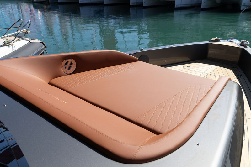 Le solarium (160 cm x 115 cm) enveloppe à la manière d’un cocon : une fois allongé difficile de quitter son poste.