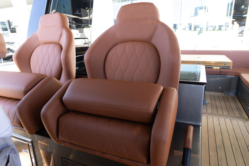 Les assises bolster de la console sont comme le reste de la sellerie de bord : d’une qualité et d’une ergonomie parfaite.