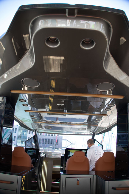 Outre la forme de violon de la partie arrière du T-Top, observez les trois discrètes mains-courantes en bois intégrées dans la structure. C’est malin, beau et pratique.  