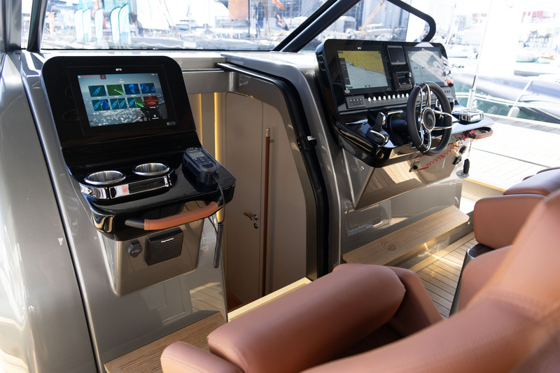 La console est scindée en deux. De quoi inviter l’équipage à s’intéresser à la navigation.