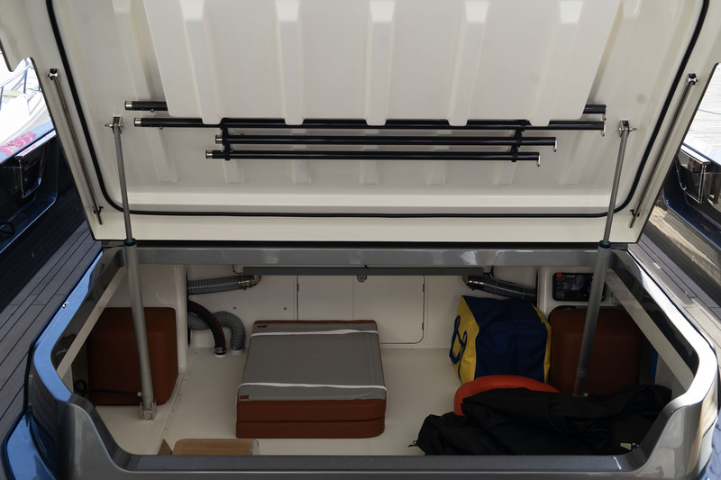 Le coffre placé sous le solarium arrière offre un volume conséquent : 310 cm de large, 450 cm de long et 95 cm de hauteur (au total 13,25 m3). Deux marches permettent d’y accéder pour faciliter le chargement et le déchargement.