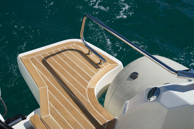 Observez comment la très pratique rambarde en inox sécurise l’accès à la baignade. De plus le revêtement en teck invite à se jeter à l’eau.