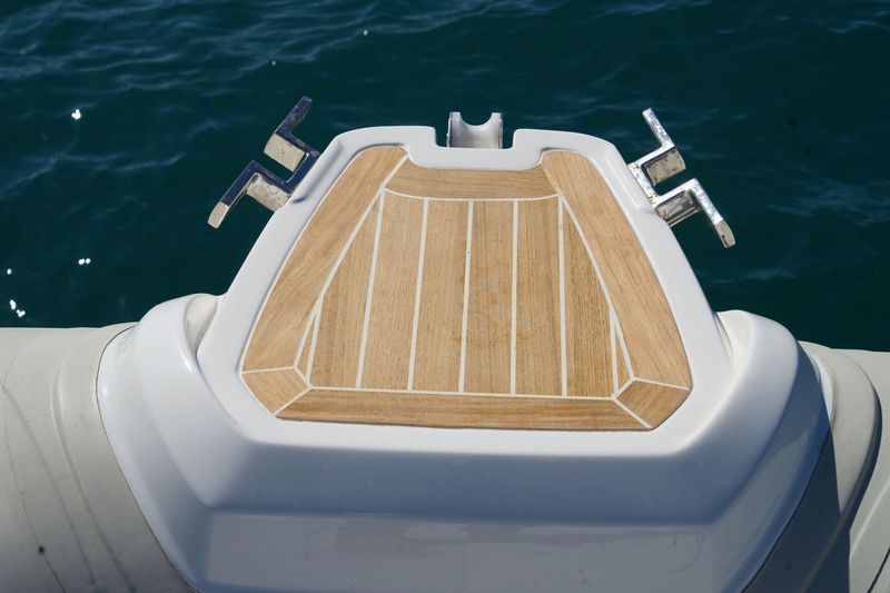 Les taquets d’amarrage en inox donnent le ton quant à l’importance donnée à la robustesse et au design des pièces employées. La plateforme cache une ancre à poste.