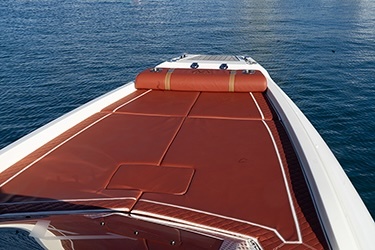 L’optimisation de la partie avant est maximale avec un solarium occupant toute la surface utile.