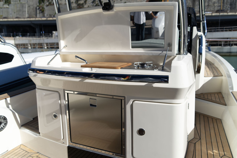 Une cuisine fonctionnelle, avec frigo, évier et foyer de cuisson. De quoi prolonger sereinement une escapade ou improviser un déjeuner sur l’eau !