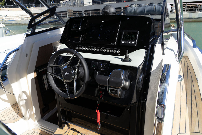 La lisibilité des instruments de navigation, leur emplacement et leur ergonomie en font un exemple du genre. Notez le grand vide-poches sous le volant de barre.