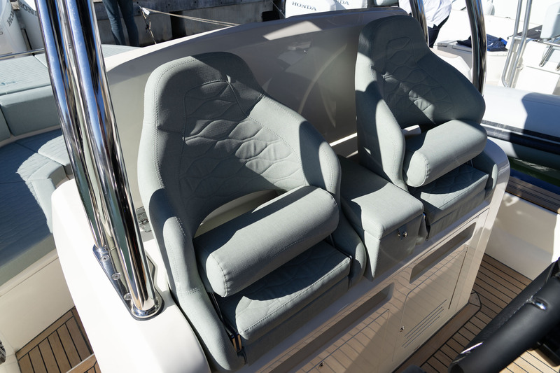 Des sièges bolster enveloppant et des mains-courantes bien placées sécurisent la navigation.