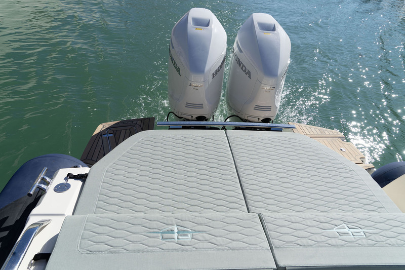 La sellerie du bain de soleil arrière donne le ton sur la qualité des assises et des finitions en général.