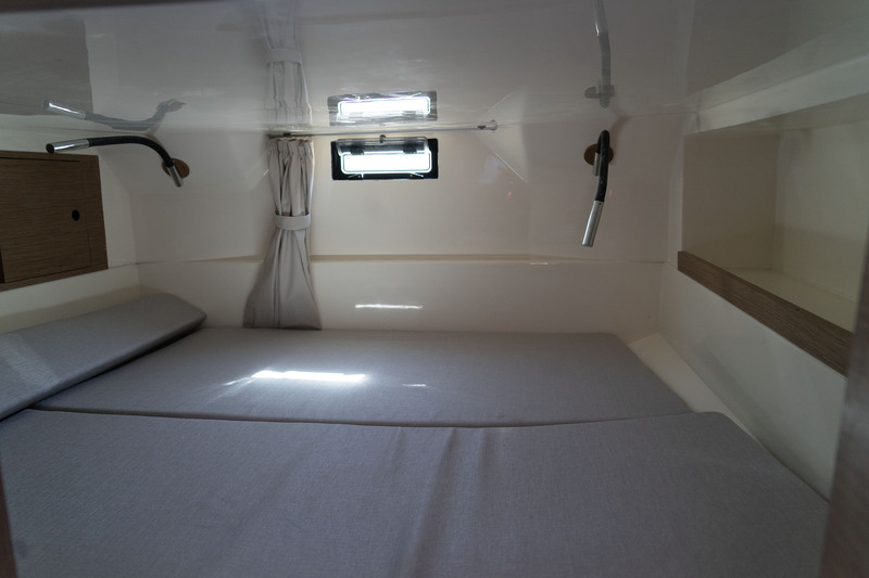 En plus de la cabine principale, la mid-cabin hébergera facilement deux enfants ou un couple d’adultes. 