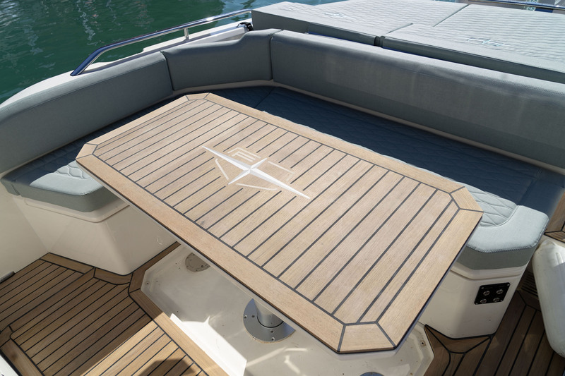 Observez l’arrondi de l’assise, le teck de la table et les mains-courantes. Les détails de construction sont de haut niveau. 