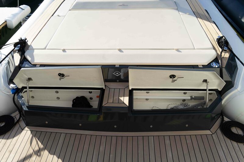 Gelcoatés et montés sur vérins, les coffres arrières sont habilement dissimulés dans le bain de soleil et permettent de stocker le petit matériel de bord.