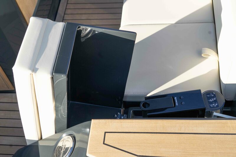 Il faut soulever le bras gauche de la banquette du cockpit pour faire apparaître… une machine à café ! What else ? 