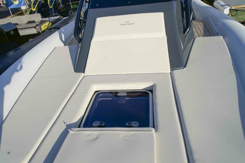 Le solarium avant dévoile un puits de lumière et une source de ventilation bienve-nus lors des mouillages.