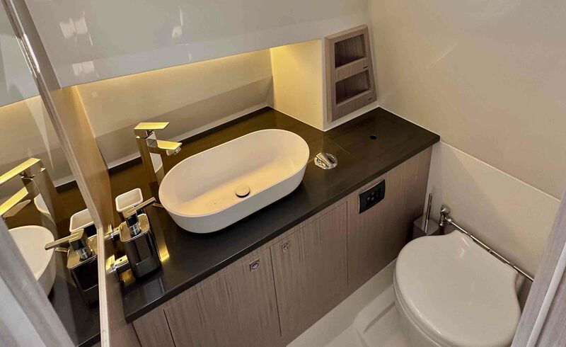 La salle d’eau est séparée, spacieuse, bien éclairée et offre une douche escamo-table pratique.