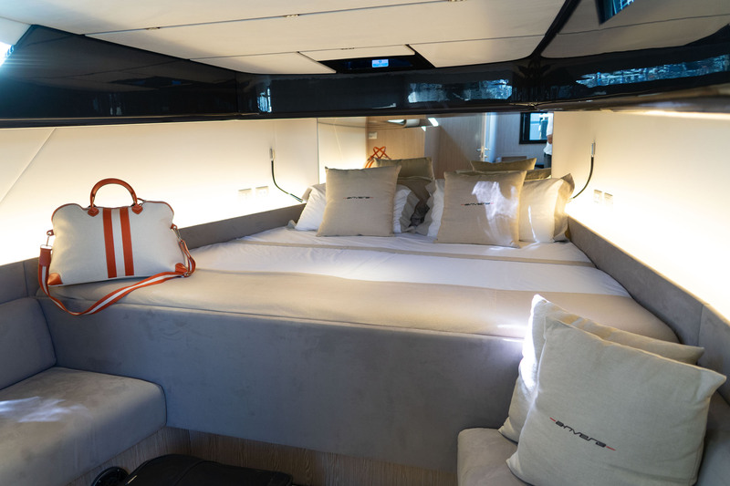 La cabine principale et la salle de bain attenante permettent de passer plusieurs nuits à bord dans un cadre aussi exclusif que le reste du bateau
