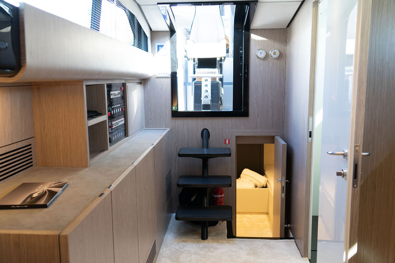 Le petit escalier menant à l’intérieur est lui aussi en carbone. En arrière, se trouve la mid-cabin équipée de deux lits simples.