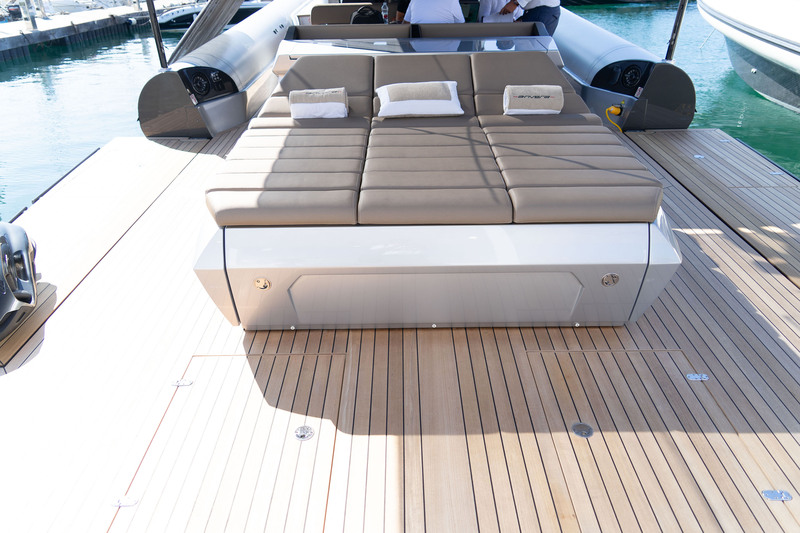 23 m² d’espace ouvert laissent une surface utile considérable dédiée à la détente, à l’image de ce superbe bain de soleil.