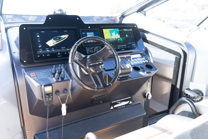 Observez la qualité et l’ergonomie de la console. Le volant en carbone distille une sportivité loin d’être usurpée.