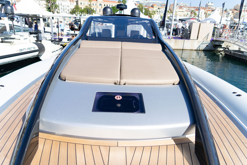 Le prolongement du hard-top enveloppe tout le bain de soleil avant et confère un surplus de sécurité dans les déplacements.