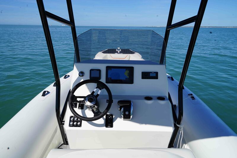 Sur la console, seules les instrumentations Garmin et Fusion sont optionnelles, tout le reste, à l’image du T-Top, est de série.