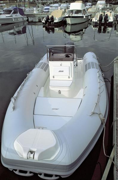 Un cockpit fonctionnel pour des programmes familiaux, avec rallonge de bain de soleil avant en option.