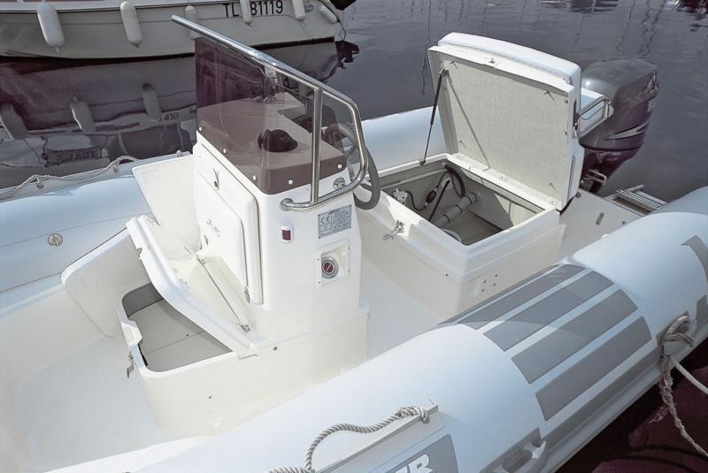 Des rangements aisément accessibles sous la console et la banquette arrière. Notez aussi les renforts de flotteur et les côtés de cockpit remontants qui protègent bien la structure gonflable.