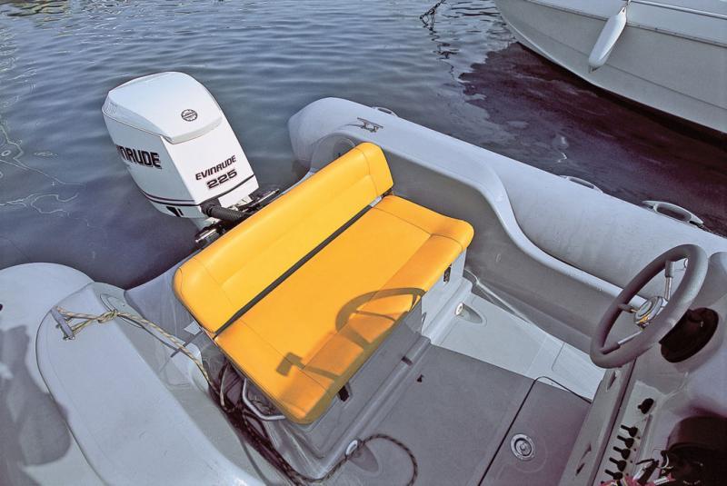 Banquette arrière : confortable mais trop loin du volant et trop basse pour le pilotage assis.