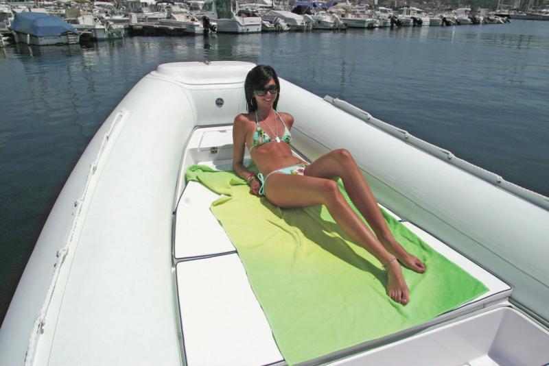 Les dimensions du solarium de proue sont très confortables.
