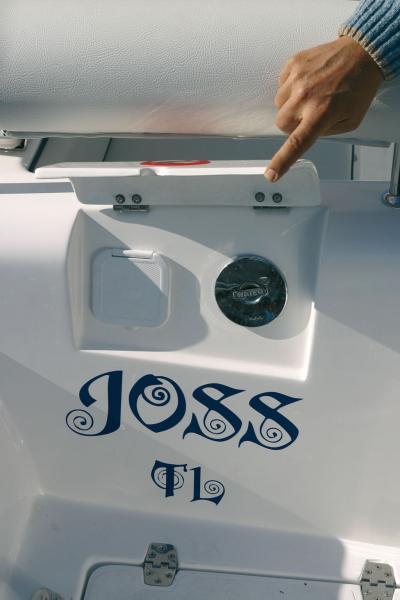 Ce coffret héberge la douchette et le nable de remplissage du réservoir d’eau.