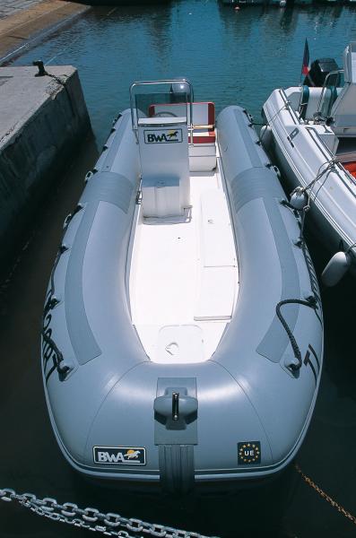 Le cockpit, sobre et fonctionnel, est doté  d’un long coffre latéral pour les arbalètes et  dispose d’un large espace dégagé.