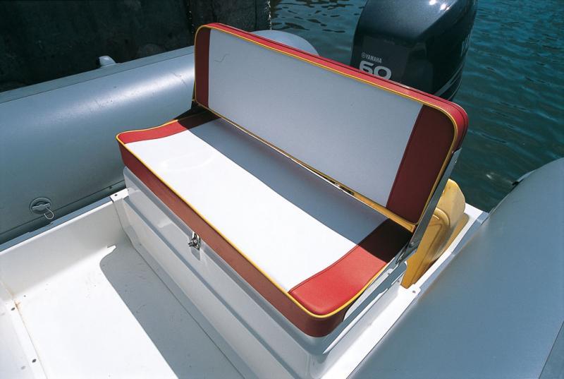 La banquette arrière offre deux bonnes places assises avec un bon coffre de rangement dessous.
