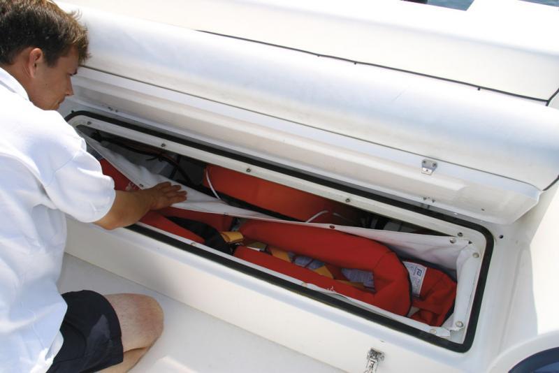 Le coffre située sous la banquette arrière, pleine largeur, permet de ranger des objets longs, comme les skis ou les pagaies.