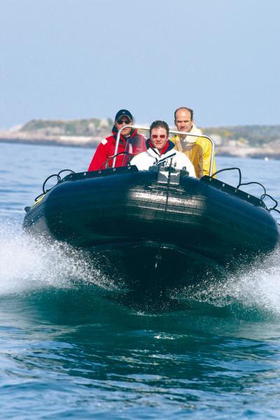 La proue massive du Sillinger ne craint pas d’engager une épreuve de force avec la mer. Ce bateau est quasiment incassable !