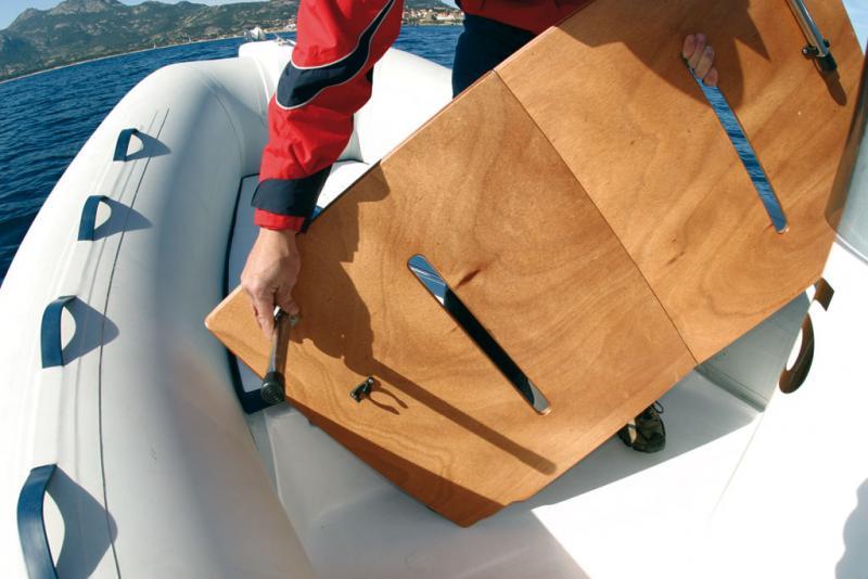 Le support de bain soleil en contreplaqué marine vient se placer entre le coffre avant et la console.