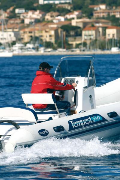 Confortablement installé, le pilote est bien abrité par le haut pare-brise.
