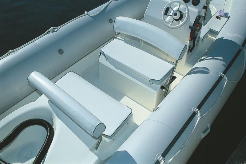 Bonne idée : le dossier basculant de la banquette de pilotage permet de placer les banquettes en configuration "salon".
